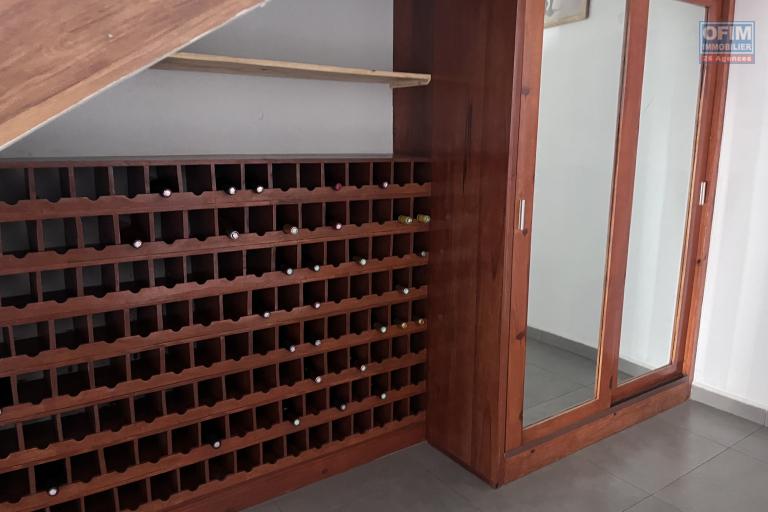 Un grand appartement T5 en duplex meubl&eacute; &agrave; Ambohitrarahaba