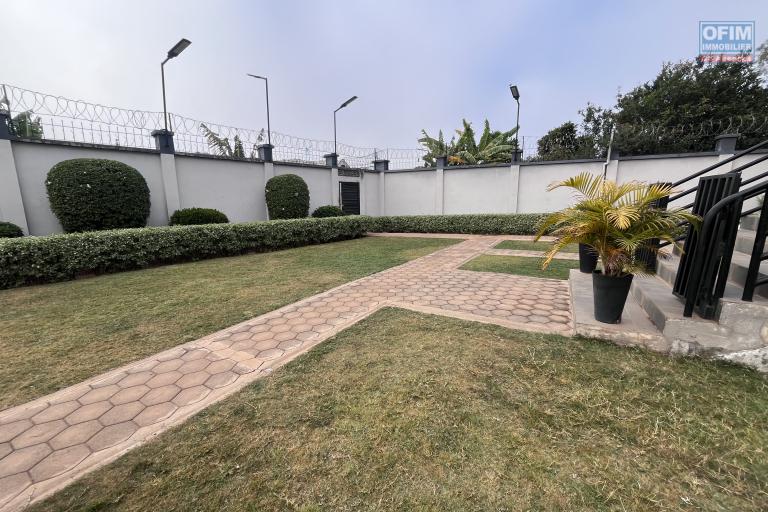 Un grand appartement T5 en duplex meubl&eacute; &agrave; Ambohitrarahaba
