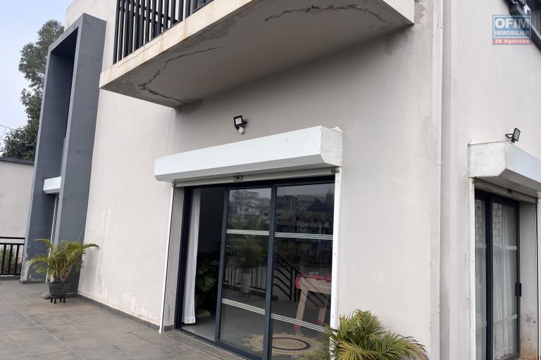 Un grand appartement T5 en duplex meubl&eacute; &agrave; Ambohitrarahaba