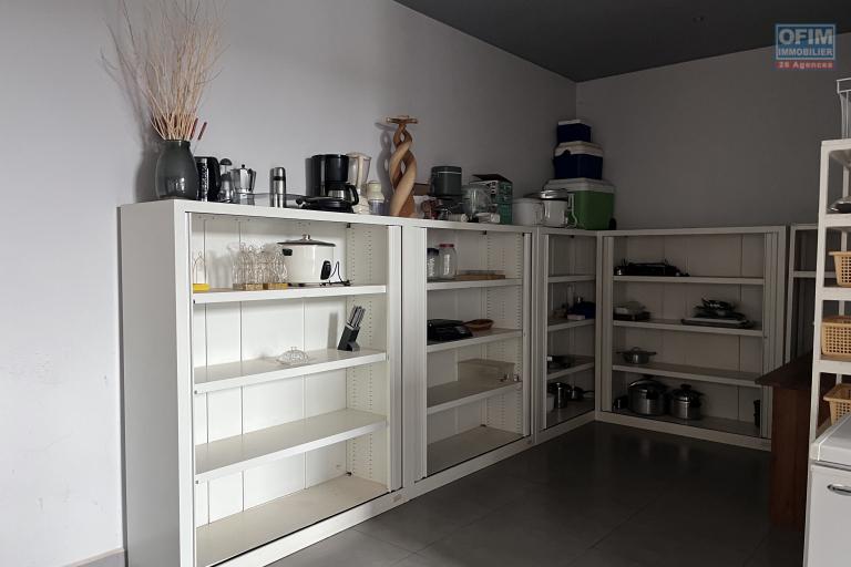 Un grand appartement T5 en duplex meubl&eacute; &agrave; Ambohitrarahaba
