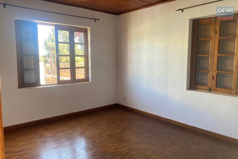 Une villa F6 avec piscine &agrave; Androhibe