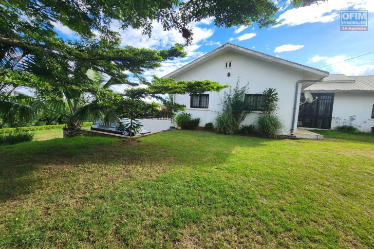 A vendre une magnifique villa basse T4 implant&eacute;e sur un vaste terrain de 1 000 m2 bord de route principale situ&eacute;e &agrave; Ambohibao &agrave; proximit&eacute; imm&eacute;diate de l'a&eacute;roport et l'&eacute;cole primaire fran&ccedil;aise C