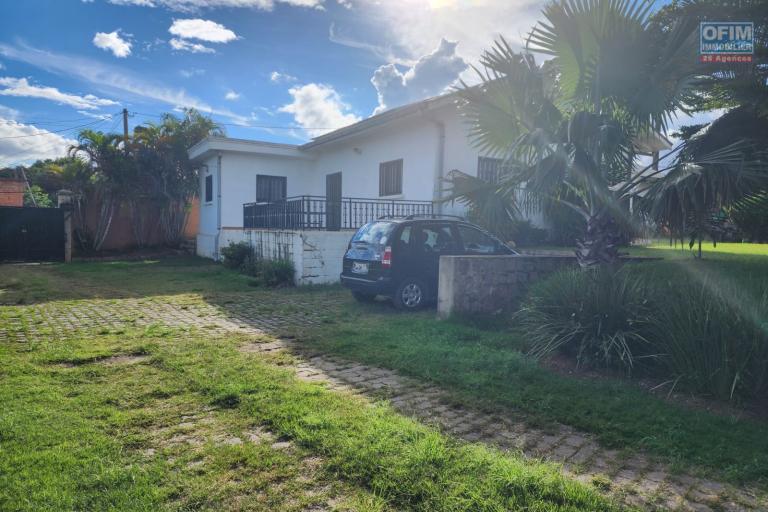A vendre une magnifique villa basse T4 implant&eacute;e sur un vaste terrain de 1 000 m2 bord de route principale situ&eacute;e &agrave; Ambohibao &agrave; proximit&eacute; imm&eacute;diate de l'a&eacute;roport et l'&eacute;cole primaire fran&ccedil;aise C