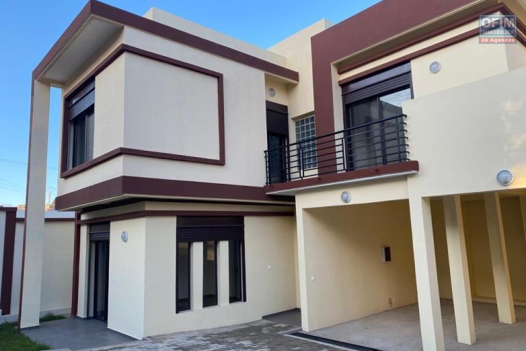 Une villa F5 de standing avec piscine &agrave; Ambatobe