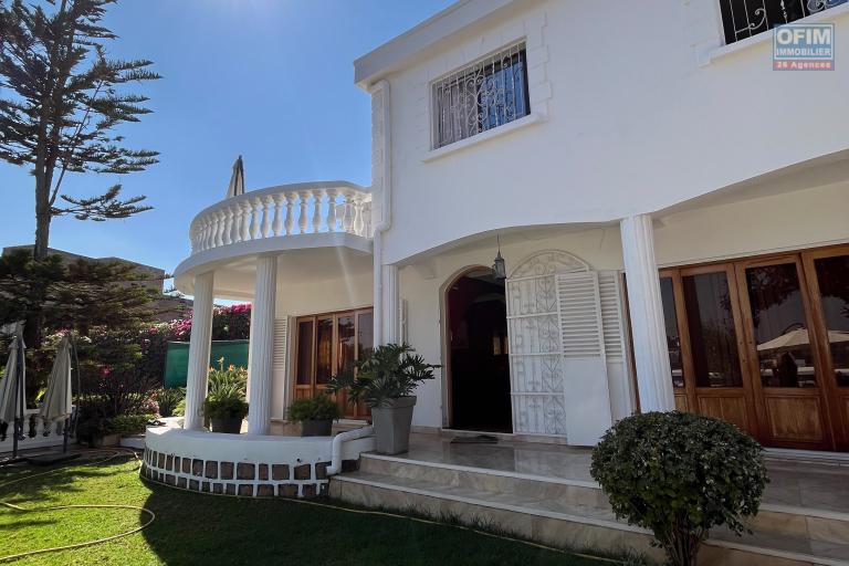 Une villa F4 semi meubl&eacute;e avec jardin &agrave; Alasora