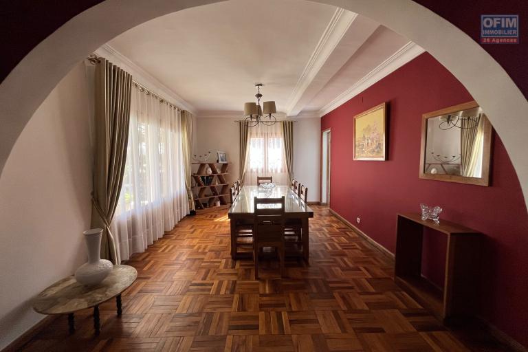 Une villa F4 semi meubl&eacute;e avec jardin &agrave; Alasora