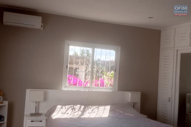 Une villa F4 semi meubl&eacute;e avec jardin &agrave; Alasora