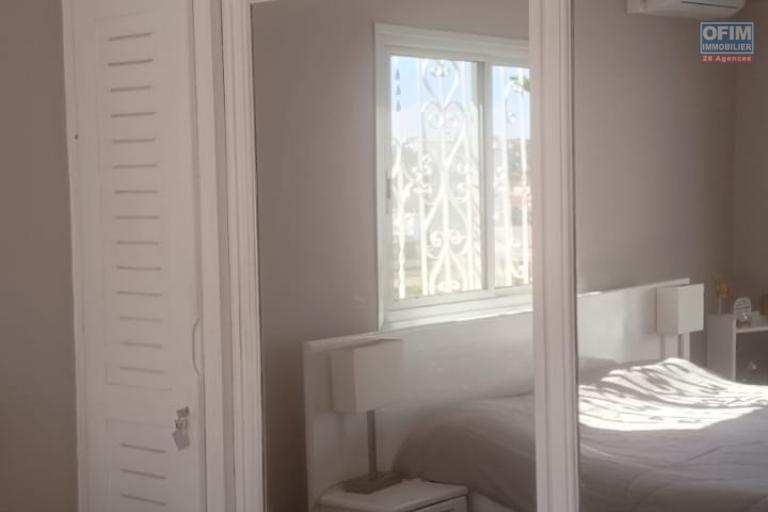 Une villa F4 semi meubl&eacute;e avec jardin &agrave; Alasora