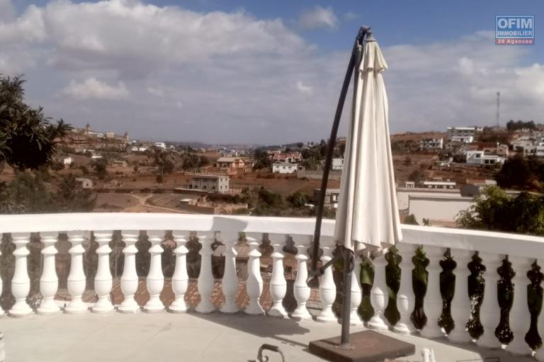 Une villa F4 semi meubl&eacute;e avec jardin &agrave; Alasora