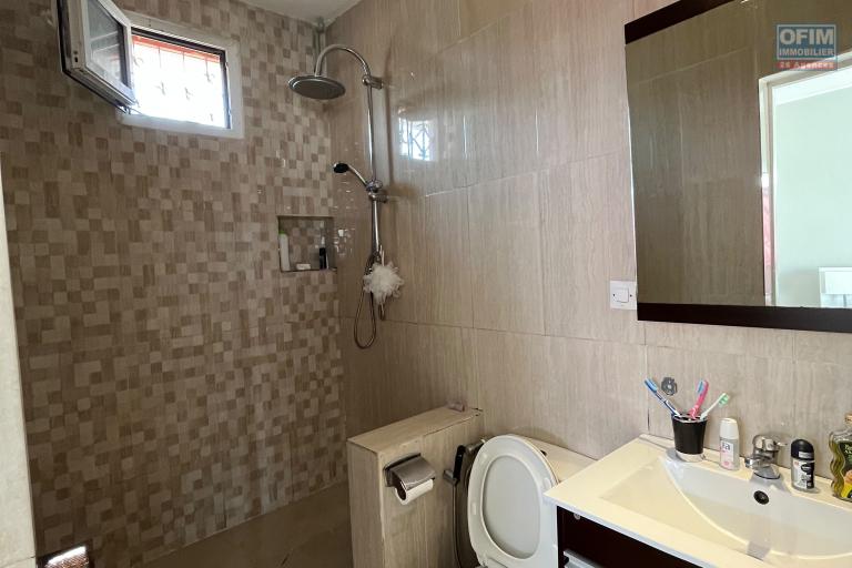 Une villa F4 semi meubl&eacute;e avec jardin &agrave; Alasora