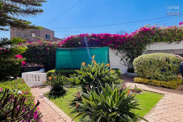 Une villa F4 semi meubl&eacute;e avec jardin &agrave; Alasora