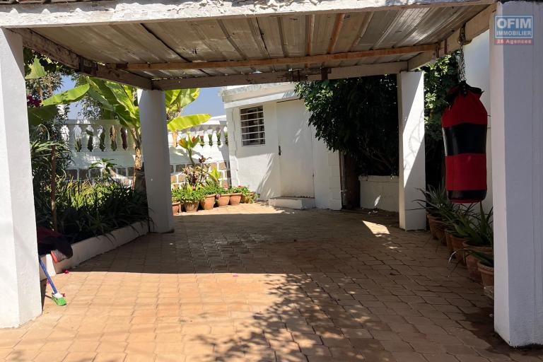 Une villa F4 semi meubl&eacute;e avec jardin &agrave; Alasora