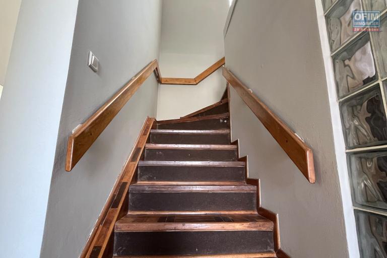 Une villa F4 semi meubl&eacute;e avec jardin &agrave; Alasora
