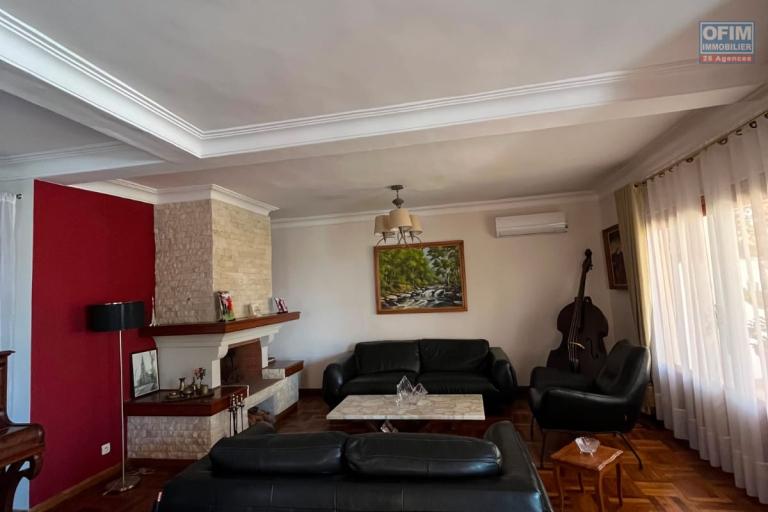Une villa F4 semi meubl&eacute;e avec jardin &agrave; Alasora