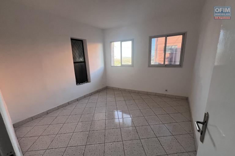 &Agrave; LOUER &ndash; LOCAUX PROFESSIONNELS NEUFS &Agrave; ANOSISOA AMBOHIMANARINA