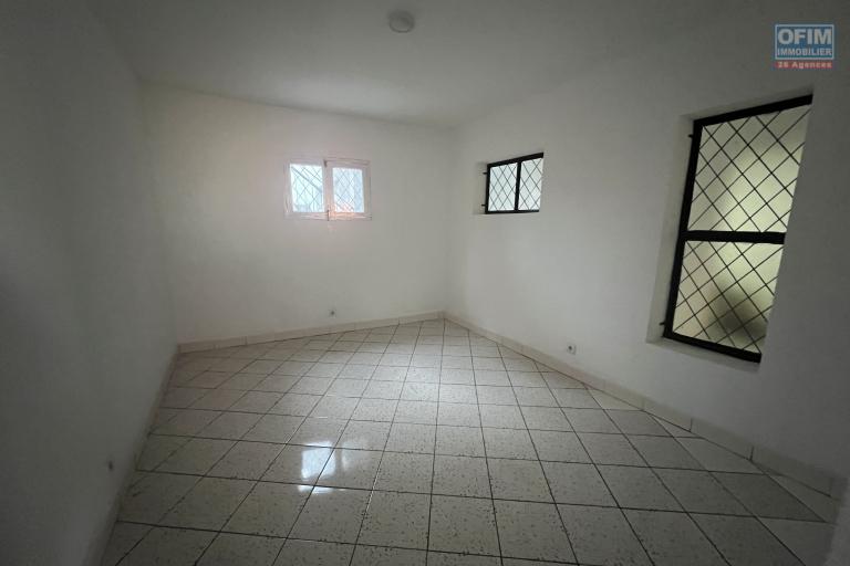 &Agrave; LOUER &ndash; LOCAUX PROFESSIONNELS NEUFS &Agrave; ANOSISOA AMBOHIMANARINA