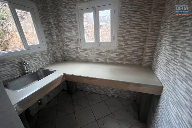 &Agrave; LOUER &ndash; LOCAUX PROFESSIONNELS NEUFS &Agrave; ANOSISOA AMBOHIMANARINA
