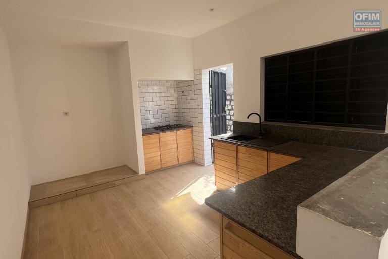 &Agrave; louer &ndash; Ensemble de 3 appartements (RDC + 1er &eacute;tage) &ndash; Analamahitsy Park - cuisine ouverte au RDC