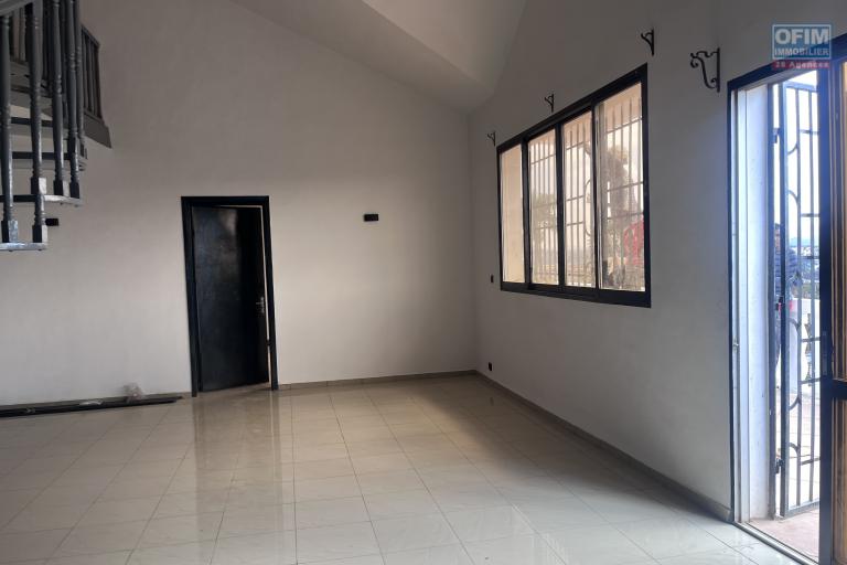Une villa F5 &agrave; &eacute;tage avec vue d&eacute;gag&eacute;e &agrave; Talatamaty Faralaza