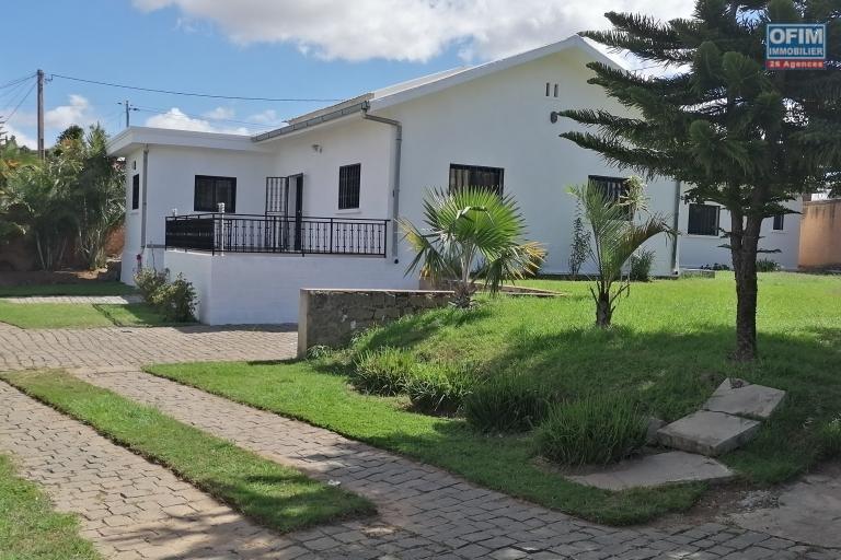 A vendre une magnifique villa basse T4 implant&eacute;e sur un vaste terrain de 1 000 m2 bord de route principale situ&eacute;e &agrave; Ambohibao &agrave; proximit&eacute; imm&eacute;diate de l'a&eacute;roport et l'&eacute;cole primaire fran&ccedil;aise C