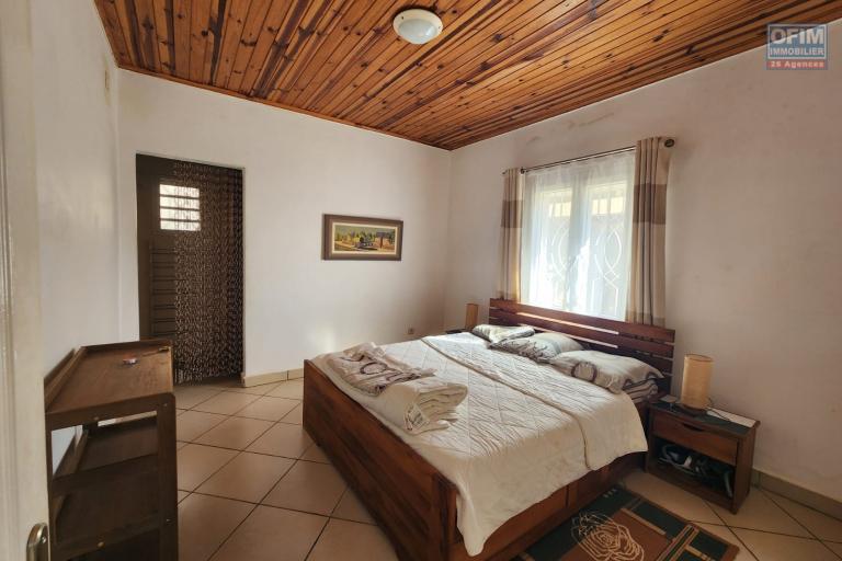 A louer magnifique villa de plain-pied F4 semi-meubl&eacute;e avec piscine et belle vue d&eacute;gag&eacute;e &agrave; Ambatobe Manazary
