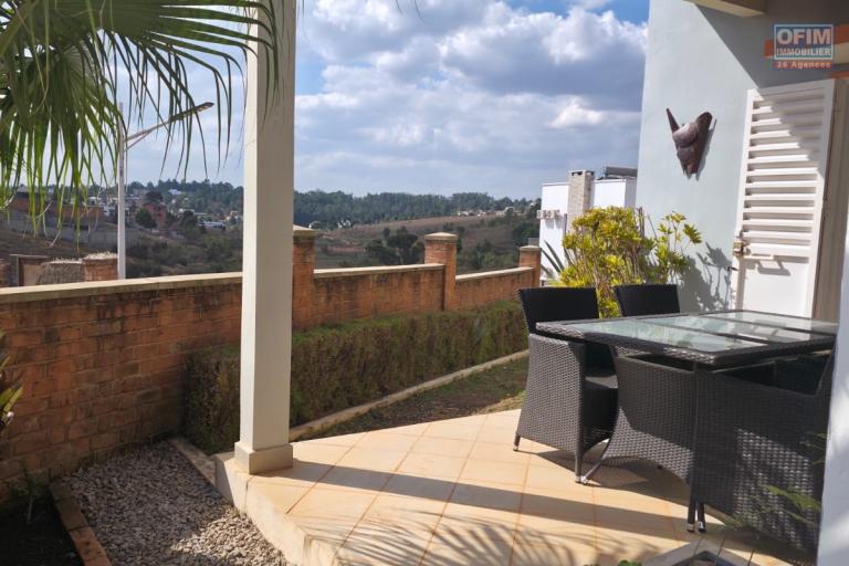 A louer magnifique villa de plain-pied F4 semi-meubl&eacute;e avec piscine et belle vue d&eacute;gag&eacute;e &agrave; Ambatobe Manazary