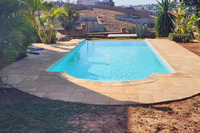 A louer magnifique villa de plain-pied F4 semi-meubl&eacute;e avec piscine et belle vue d&eacute;gag&eacute;e &agrave; Ambatobe Manazary