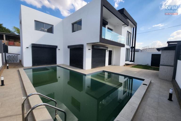 A louer superbe villa neuve de standing type F5 avec piscine &agrave; Mandrosoa Ivato