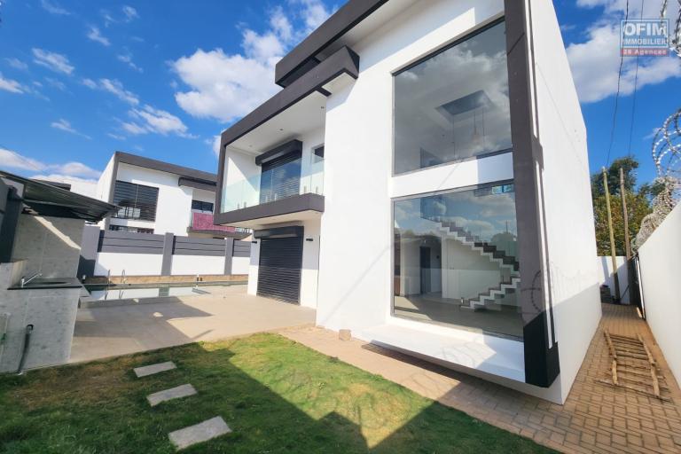 A louer superbe villa neuve de standing type F5 avec piscine &agrave; Mandrosoa Ivato