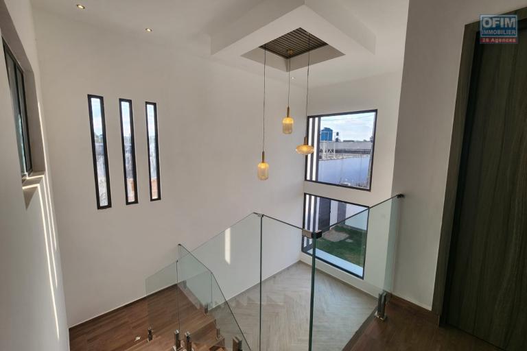 A louer superbe villa neuve de standing type F5 avec piscine &agrave; Mandrosoa Ivato