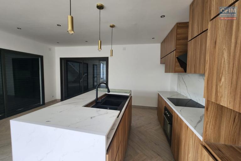 A louer superbe villa neuve de standing type F5 avec piscine &agrave; Mandrosoa Ivato