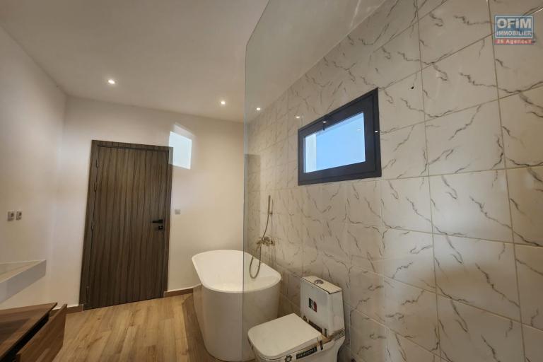 A louer superbe villa neuve de standing type F5 avec piscine &agrave; Mandrosoa Ivato