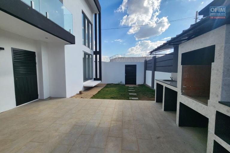 A louer superbe villa neuve de standing type F5 avec piscine &agrave; Mandrosoa Ivato