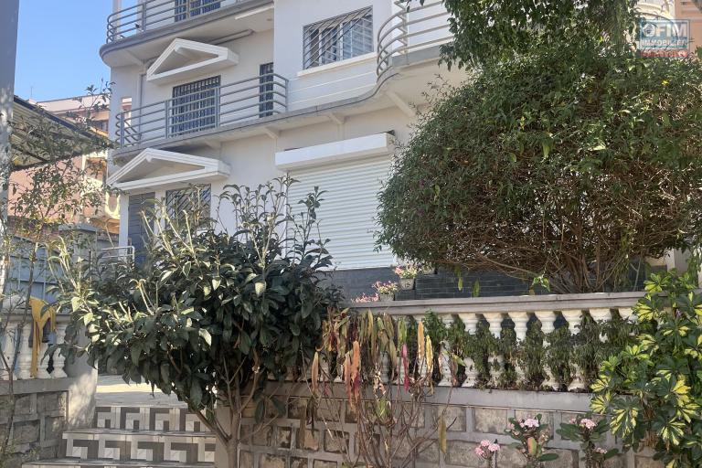 Une maison F8 sur 3 niveaux &agrave; Analamahitsy