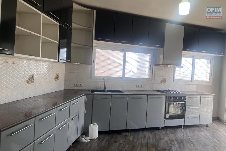 Une maison F8 sur 3 niveaux &agrave; Analamahitsy