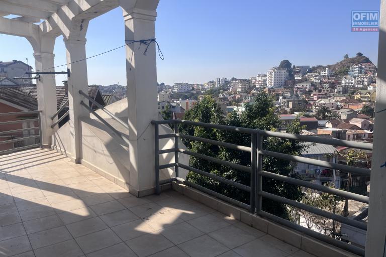 Une maison F8 sur 3 niveaux &agrave; Analamahitsy