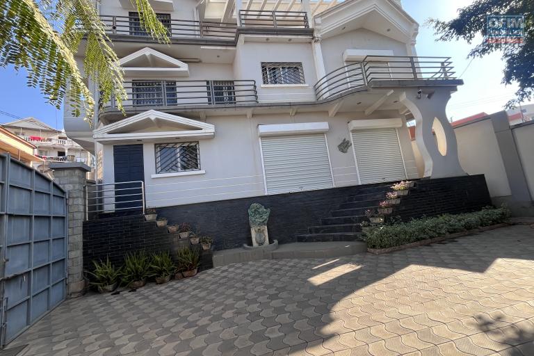 Une maison F8 sur 3 niveaux &agrave; Analamahitsy