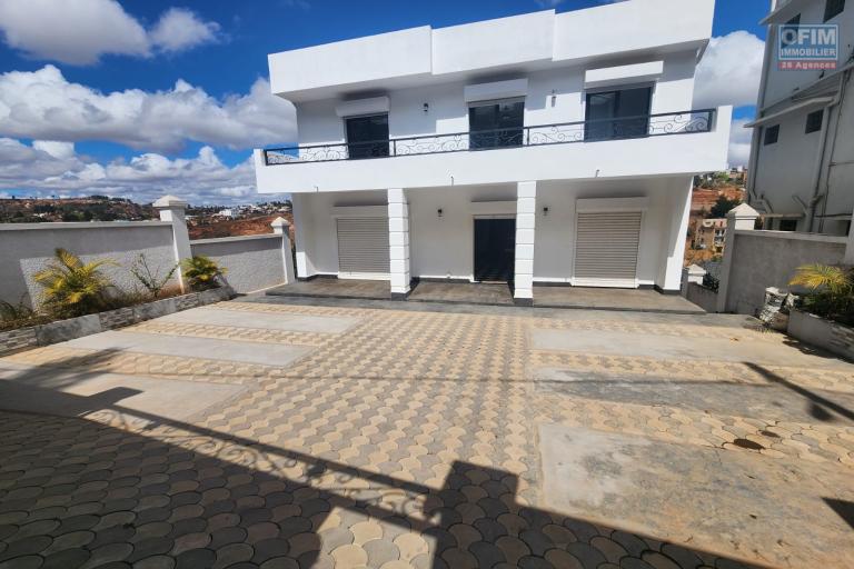 A vendre une superbe villa neuve à étage type F6 facile d'accès à quelques minute de By Pass situé à Alasora