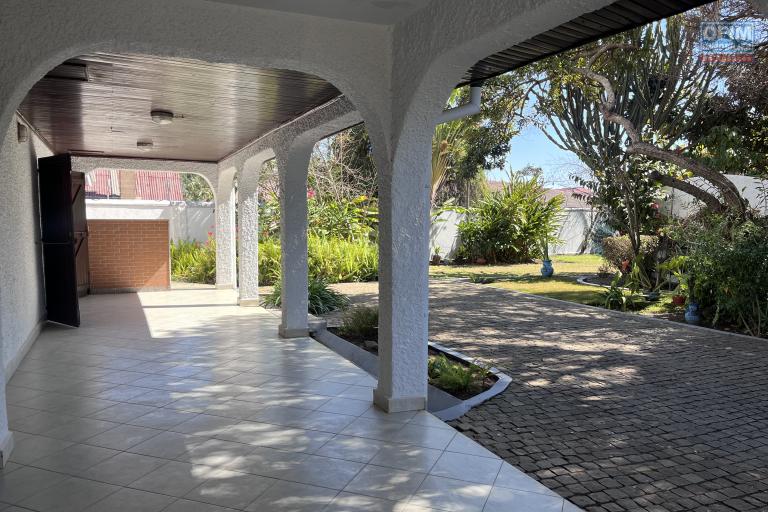 Une belle villa F6 &agrave; Ambatobe tout pr&egrave;s du Lyc&eacute;e Fran&ccedil;ais