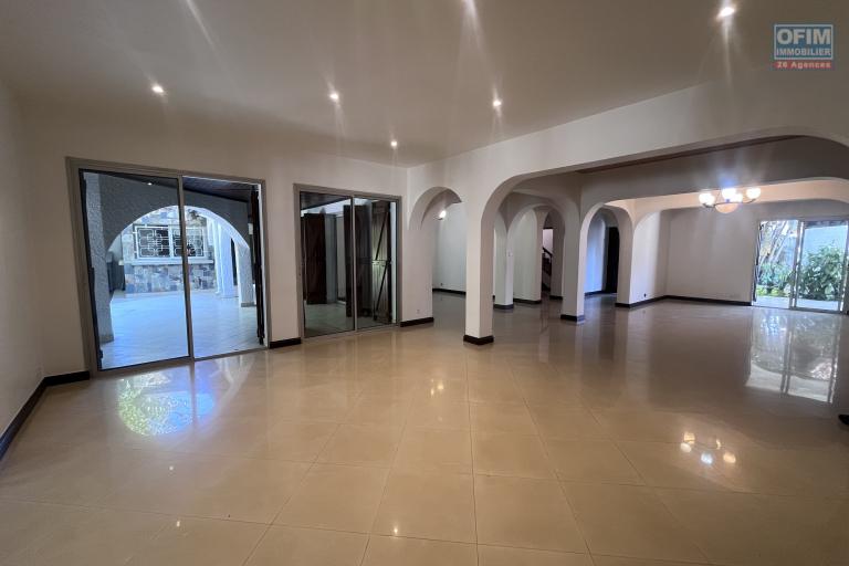 Une belle villa F6 &agrave; Ambatobe tout pr&egrave;s du Lyc&eacute;e Fran&ccedil;ais