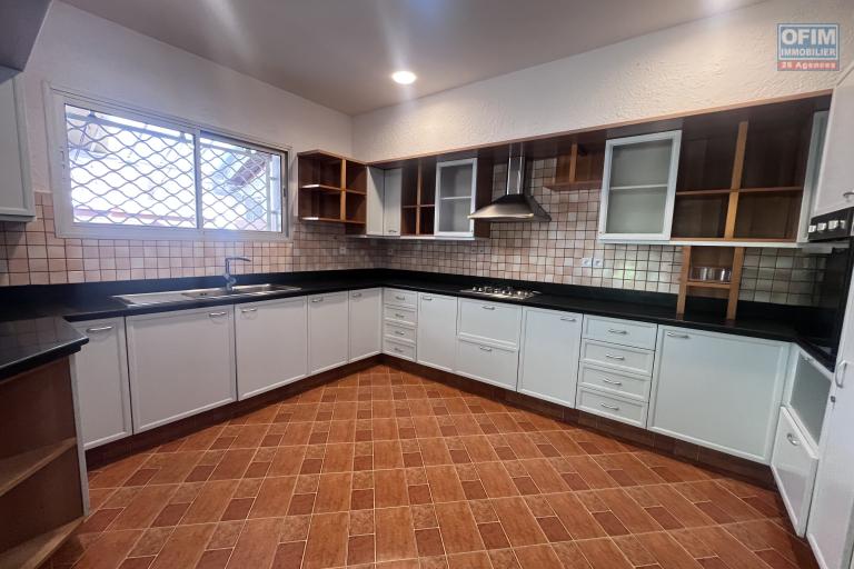 Une belle villa F6 &agrave; Ambatobe tout pr&egrave;s du Lyc&eacute;e Fran&ccedil;ais