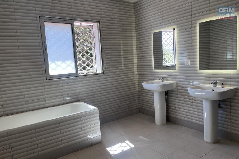 Une belle villa F6 &agrave; Ambatobe tout pr&egrave;s du Lyc&eacute;e Fran&ccedil;ais