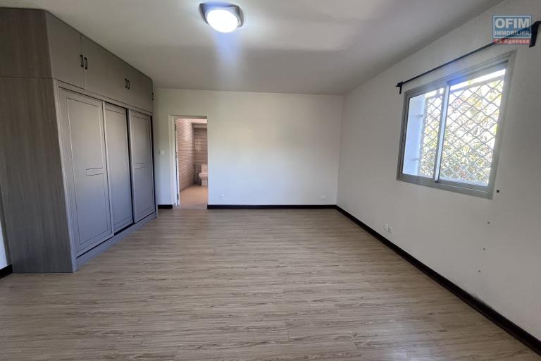 Une belle villa F6 &agrave; Ambatobe tout pr&egrave;s du Lyc&eacute;e Fran&ccedil;ais