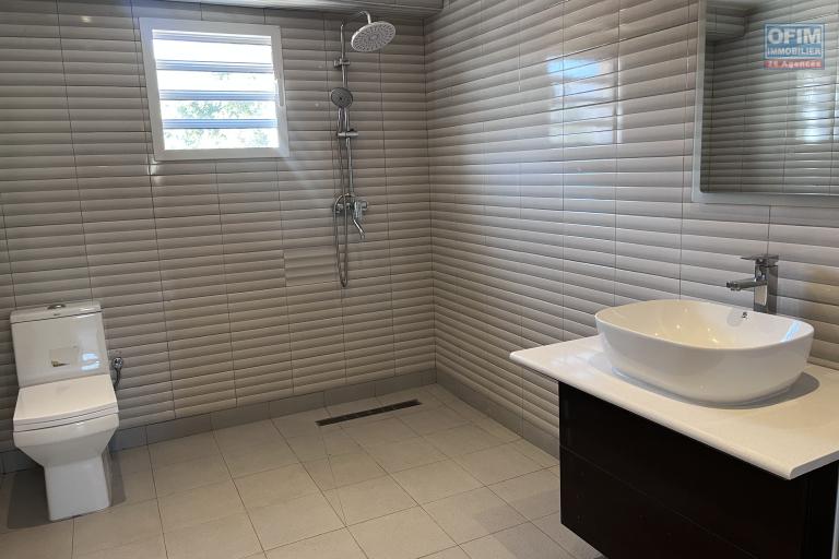 Une belle villa F6 &agrave; Ambatobe tout pr&egrave;s du Lyc&eacute;e Fran&ccedil;ais