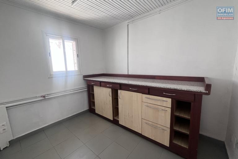 Une belle villa F6 &agrave; Ambatobe tout pr&egrave;s du Lyc&eacute;e Fran&ccedil;ais