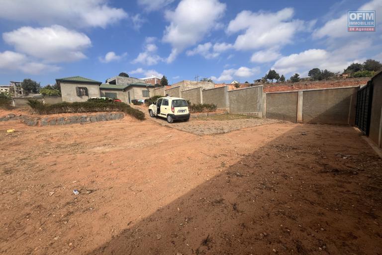 A VENDRE- Villa basse &agrave; terminer &agrave; Lohanosy Ambohijanaka Nord - terrain devant la maison