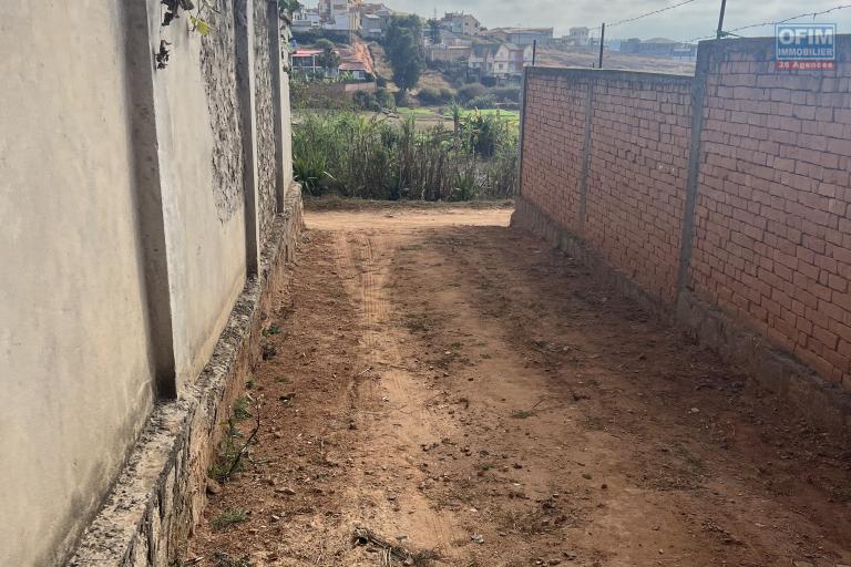 A VENDRE- Villa basse &agrave; terminer &agrave; Lohanosy Ambohijanaka Nord - la route d'entr&eacute;e au bien
