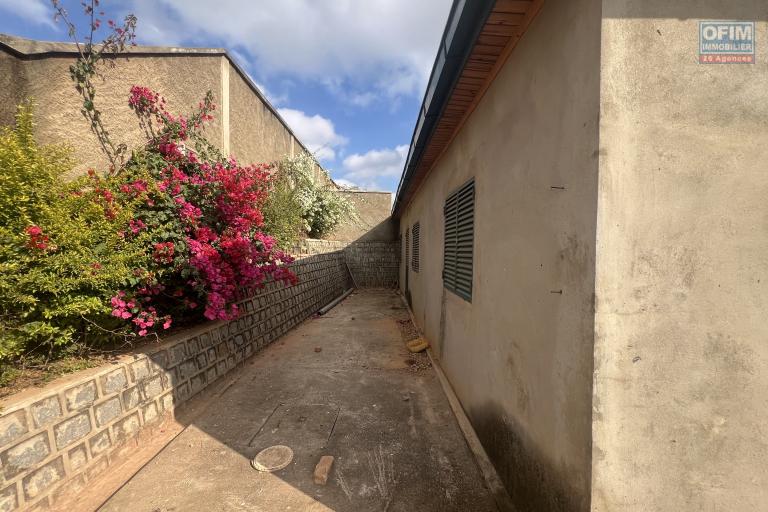 A VENDRE- Villa basse &agrave; terminer &agrave; Lohanosy Ambohijanaka Nord - fa&ccedil;ade  oppos&eacute;e de la maison