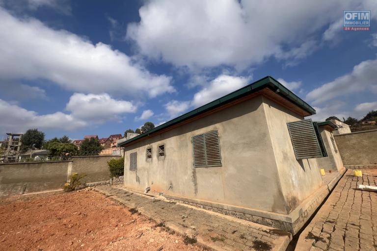 A VENDRE- Villa basse &agrave; terminer &agrave; Lohanosy Ambohijanaka Nord - fa&ccedil;ade cot&eacute;