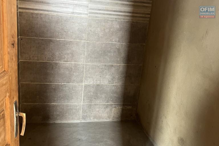 A VENDRE- Villa basse &agrave; terminer &agrave; Lohanosy Ambohijanaka Nord - salle d eau